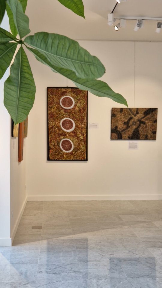 Exposition "Les Passeurs d’Histoire" visible jusqu'au 7 octobre 2023.
#art2023 #grenobleart #galerieventdescimes #australianaboriginal #australianart #songlines #expogrenoble #australianart #tapa #warli #navajo