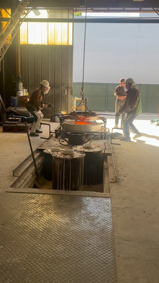 [ Le bronze ] Derrière chaque sculpture en bronze des techniciens oeuvrent pour donner vie aux réalisations des artistes. 

Après de nombreuses étapes de préparation, vient ce moment magique. Le bronze en fusion est coulé dans des moules préalablement préparés. La cire s’est alors retirée (la cire perdue) lors de l’étape précédente et le bronze vient combler le vide. 
De nombreuses étapes s’en suivront, il faut casser les cylindres et retirer le plâtre réfractaire puis décocher et retravailler tous les défauts lors de la ciselure, l’une des plus longues étapes. 

Viendra ensuite l’heure de la patine qui donnera sa couleur définitive au bronze. Réalisée par l’application d’oxydes chauffés au chalumeau sous le pinceau de l’artiste qui détermine ces choix ou du technicien qui l’accompagne. 

Merci à la @adobatifondeur pour l’accueil réservé à nos fidèles collectionneurs lors de cette journée découverte 

#expogrenoble #sculptureart #bronzeart #fonderieart #galerieventdescimes