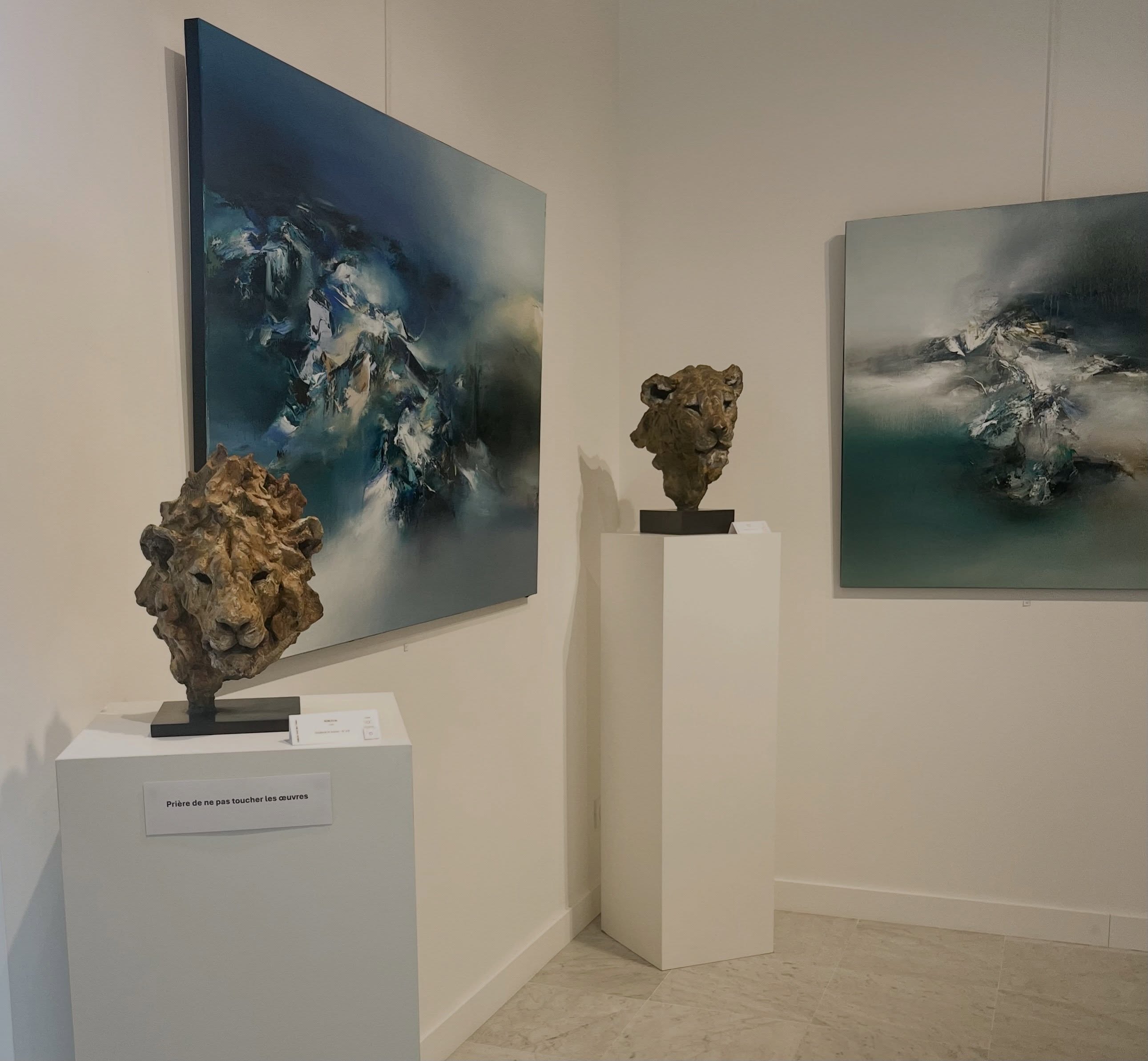✨ La galerie Vent des Cimes rouvre ses portes ! ✨

Après une fermeture forcée, nous avons hâte de vous retrouver dès jeudi 20 août à 10h !

Bonne nouvelle : l’exposition Sun Cha x Ronceval est prolongée jusqu’au 3 septembre. L’occasion parfaite de venir (re)découvrir les paysages abstraits et lumineux de Sun Cha, en dialogue avec les sculptures animalières puissantes et sensibles de Ronceval.

Peinture et sculpture se répondent, entre matière et émotion — une exposition à vivre en vrai, entre les murs de la galerie.

📍 9 place Victor Hugo 
🕙 Ouverture jeudi 20 août à 10h
📅 Exposition visible jusqu’au 3 septembre

On vous attend avec plaisir !

#VentDesCimes #Réouverture #ArtContemporain #SunCha #Ronceval Galerie Sculpture Peinture