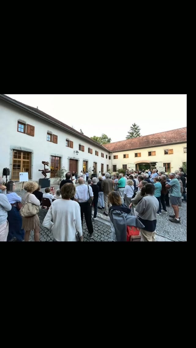 [ Retour en images sur l’inauguration de deux sculptures monumentales d’Etienne ]

La soirée d’inauguration au Clos des Capucins de Meylan a marqué avec élégance le lancement de cette nouvelle saison culturelle.  Placé sous le signe de la convivialité, de l’échange et du partage, cet événement a rassemblé un public venu célébrer l’art et la musique dans un cadre d’exception.

Le moment fort de la soirée s’est articulé autour de l’exposition « Intemporelle » marquée par le dévoilement captivant de deux œuvres monumentales du sculpteur Étienne : Le Baiser et L’Espérance. Ces œuvres  majestueuses ont immédiatement trouvé leur résonance dans l’espace, offrant aux invités une expérience esthétique forte.

Enfant du pays, né à Grenoble en 1952, Étienne a grandi en Chartreuse profitant de l’atelier de son père, le peintre Arcabas. Cette présentation est un hommage à ce sculpteur de talent qui nous a quitté en 2025. 

Pour accompagner cette immersion artistique, le chœur Arcanum a offert une prestation musicale habitée, qui a sublimé la rencontre entre les œuvres et les visiteurs.

Les sculptures sont à découvrir jusqu’au 13 novembre au clos des capucins. 

Merci @joellehours, maire de Meylan pour cette présentation. L’exposition  est une initiative de @carole_filin, adjointe à la culture, avec le concours de @etiennesculpteur, de @atelier_arsculpt.

#ledauphinelibere #culturebox #france3auvergnerhonealpes #artcontemporain #expogrenoble