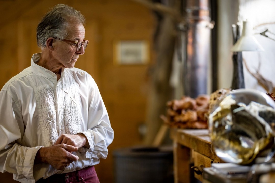 #YaNnPerrier
Sculpteur-cueilleur, globe conteur, ou encore décrit comme alchimiste, YaNn Perrier nous conte dans ses sculptures de véritables histoires magiques.
Délaissant les essences précieuses de bois sans défaut ni aspérité, l'artiste sublime le bois qu'il glane dans la nature dont il est proche. Chacune de ses sphères est un monde utopique empreint de beauté, de poésie et de lumière qui permet à chacun d’imaginer sa propre histoire, fiction.
Venez découvrir le travail de YaNn Perrier à l'occasion de notre exposition "Terre Sauvage" jusqu'au 18 février 2023.
#sculptor #sculpture #tree #arbres #terresauvage #expogrenoble #nature #earth #galerieventdescimes #art