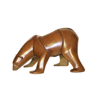 Petit ours polaire mangeant
