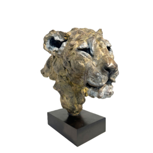 Lionne en bronze